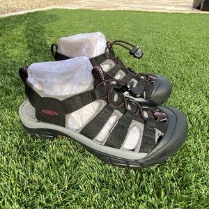 KEEN Newport H2 Women's 7.5 Walking, Hiking & Water Sandals Black/Raspberry Wine